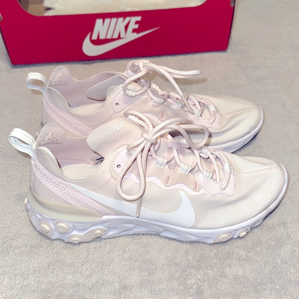 Nike React Element 55 in Pale Pink and White